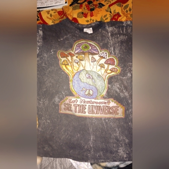 No Time "Eat Mushrooms See the Universe" Graphic Tee - Picture 1 of 2
